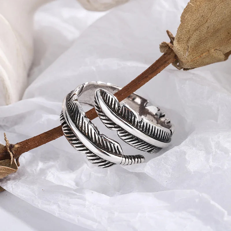 Reika – Retro-Schwarzring mit offenem Federdesign