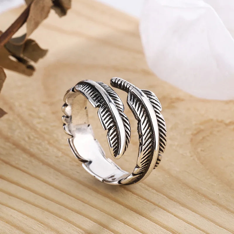 Reika – Retro-Schwarzring mit offenem Federdesign