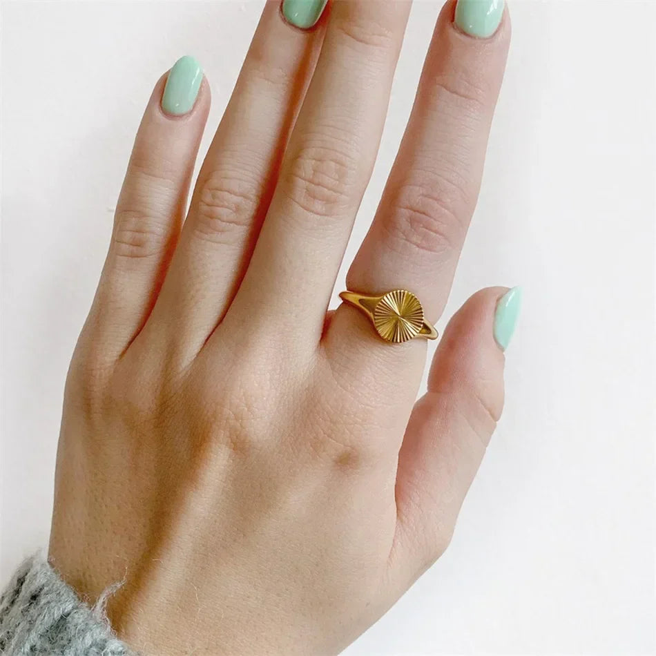 Yesha – Wellig Runde Ring aus Edelstahl
