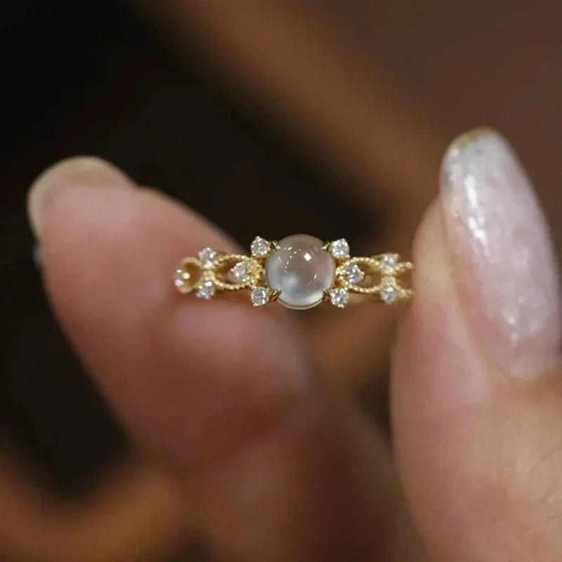 Sienna – Ring Mondstein Handgefasst