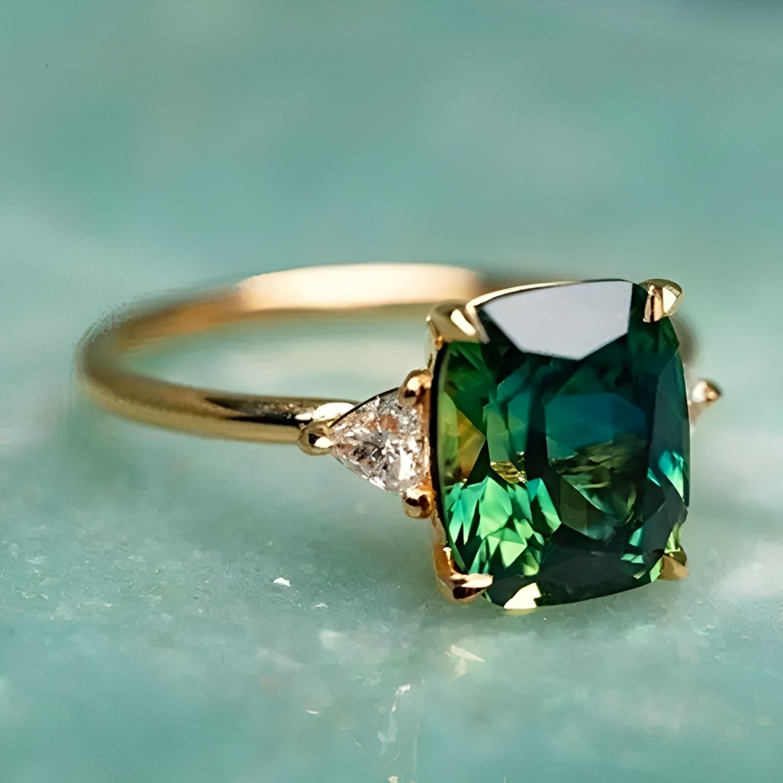 Aveline – Grüner Eleganter & Quadratischer Smaragd-Ring