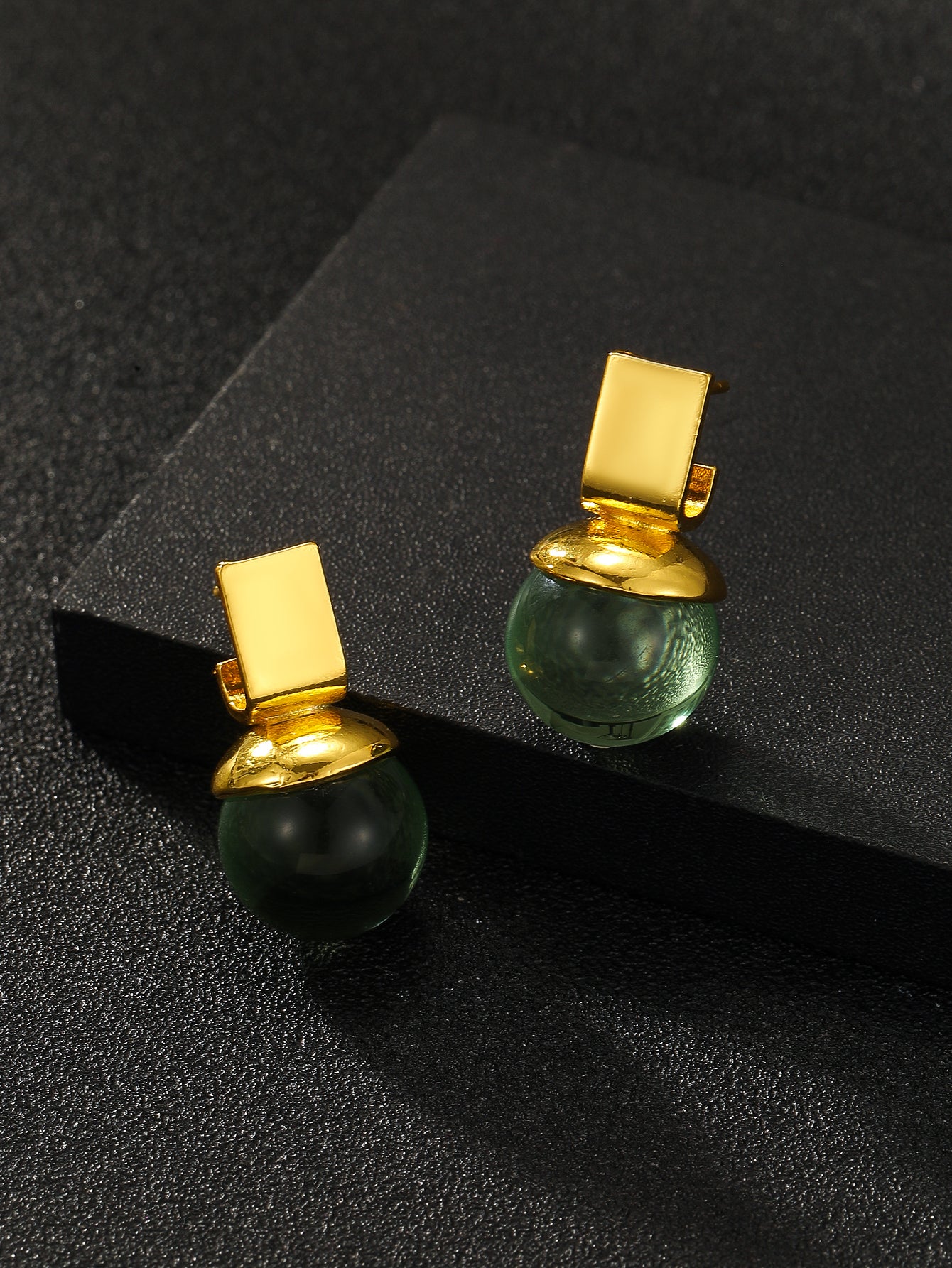 Charlie - Vintage Ohrringe mit grünem Kristall und Gold-Akzenten