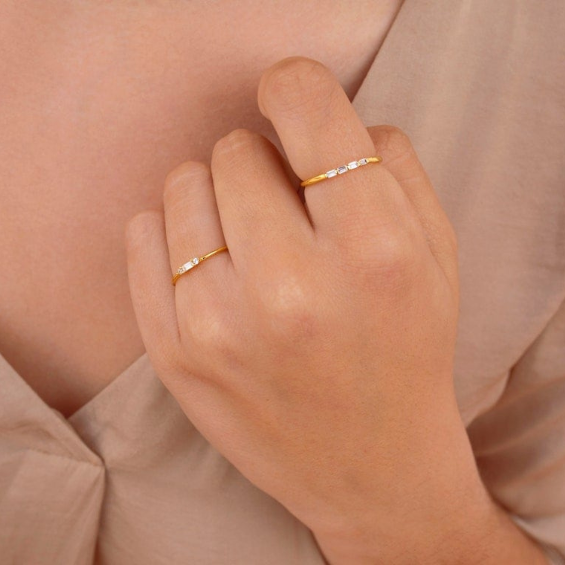 Tiny Baguette - Zierlicher runder CZ Ring