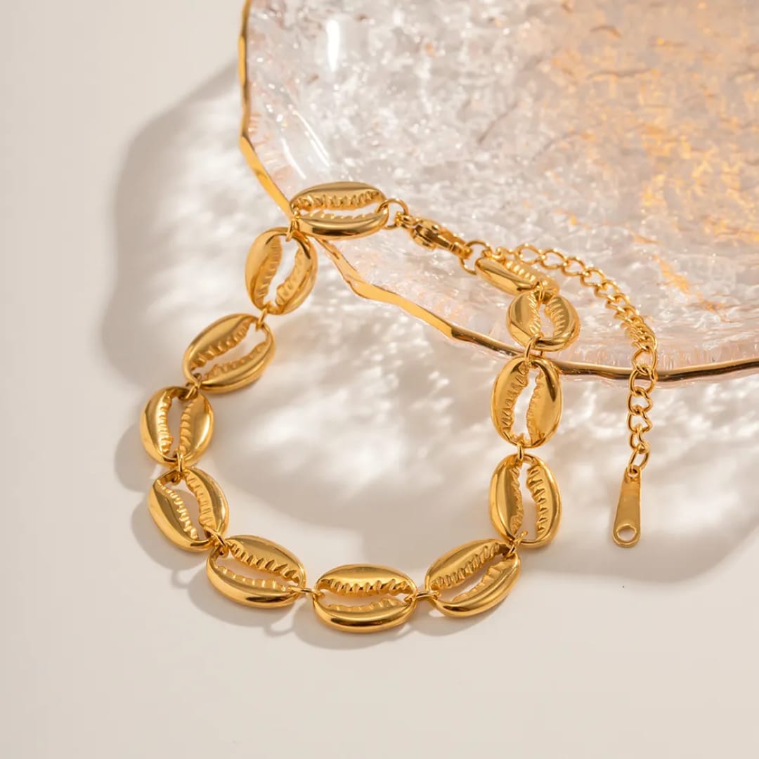 Riley – Elegantes goldenes Muschelarmband