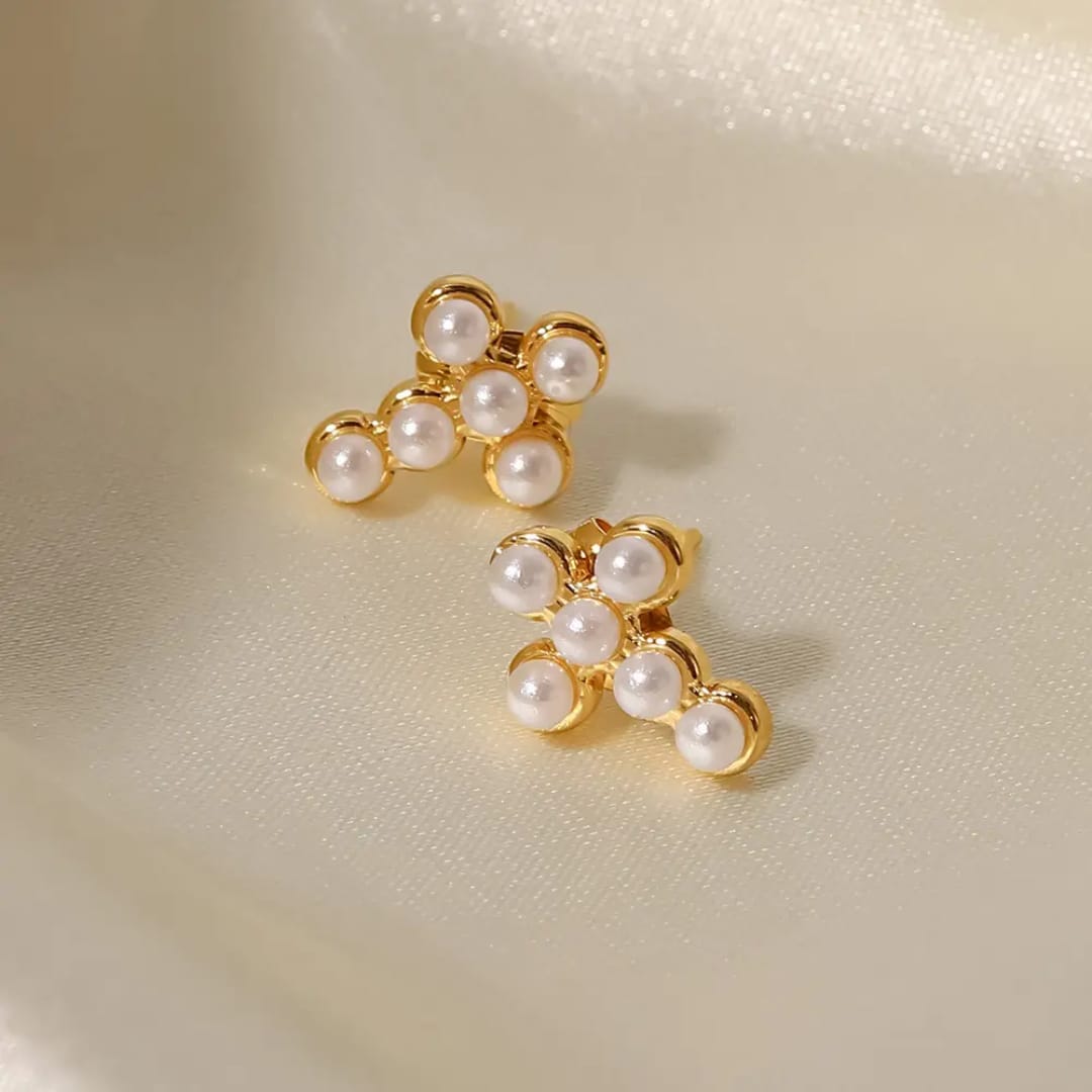 Kyla – Elegante Kreuz-Ohrringe mit Perle und Zirkonia