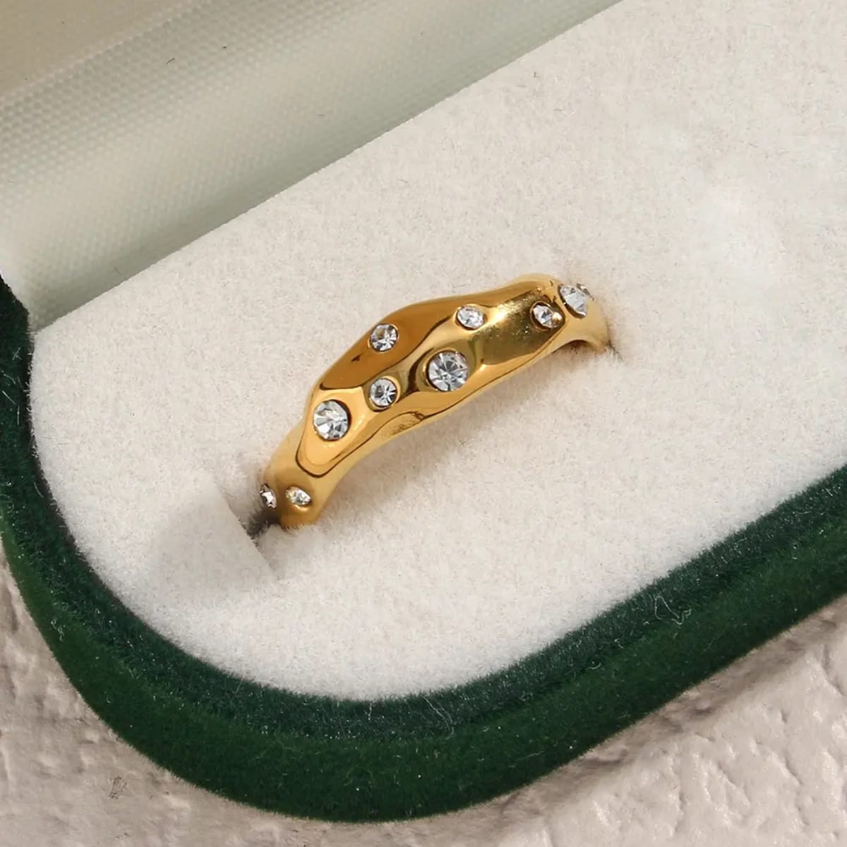 Laura – Eleganter Unregelmäßiger Ring mit Zirkonias