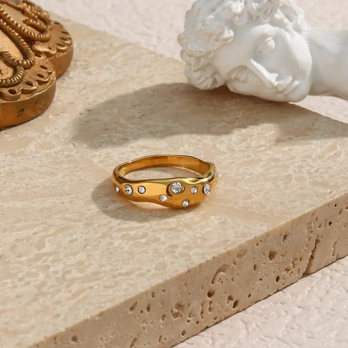Laura – Eleganter Unregelmäßiger Ring mit Zirkonias