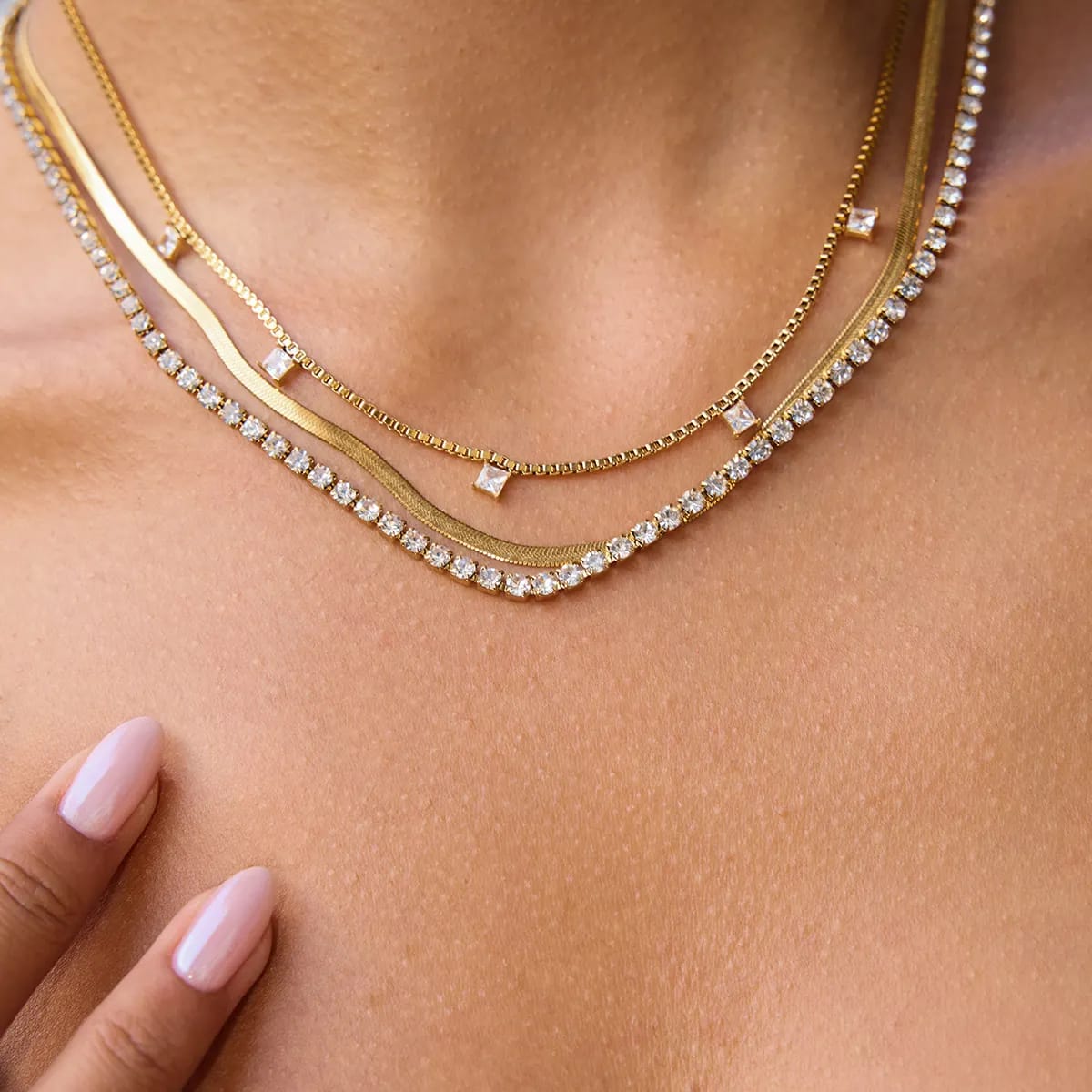 Camila – Elegante Goldene Dreischichtige Halskette