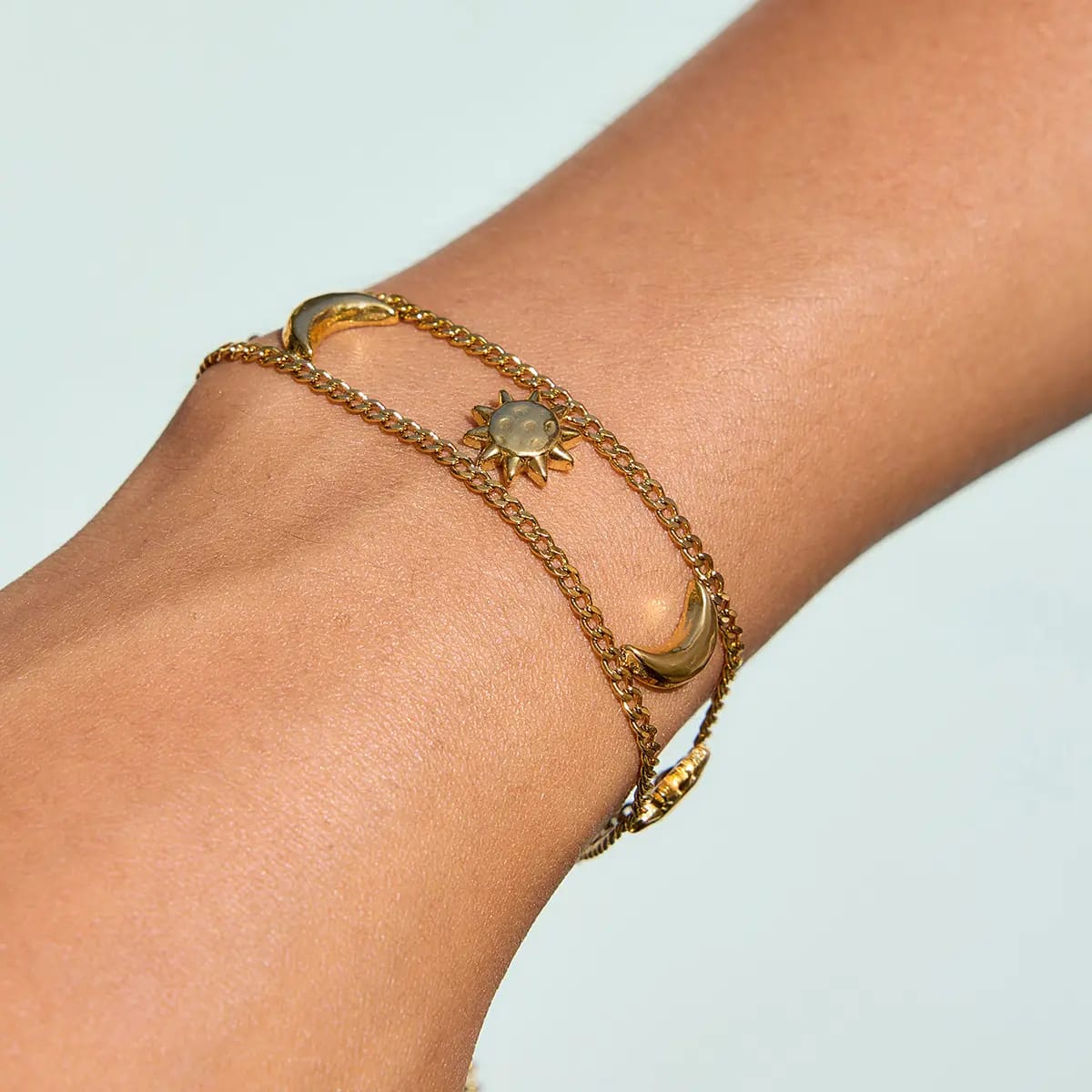 Luna – Elegantes Goldenes Armband mit Sonne und Mond