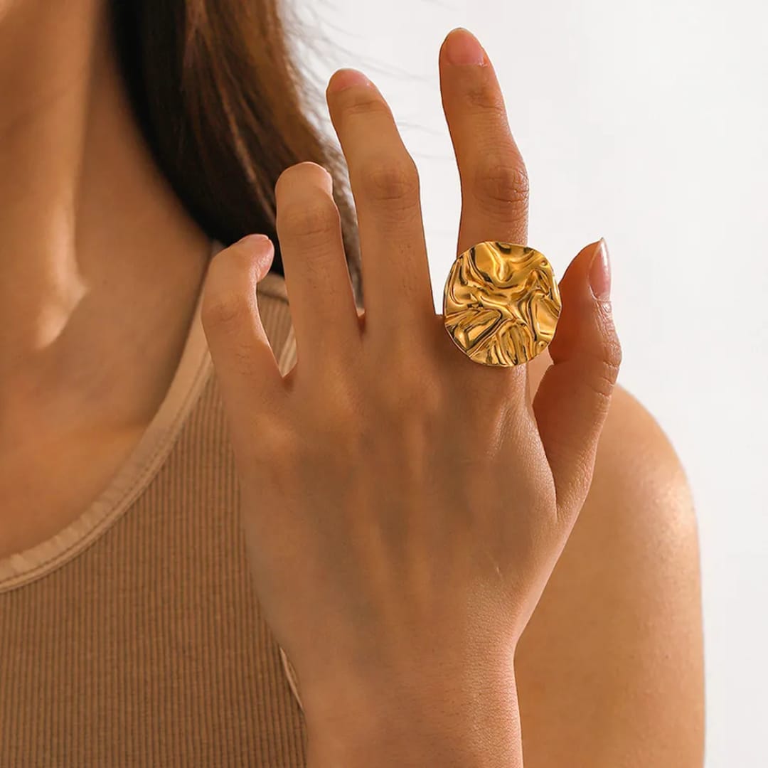 Rhian – Goldene runde texturierte Ohrringe