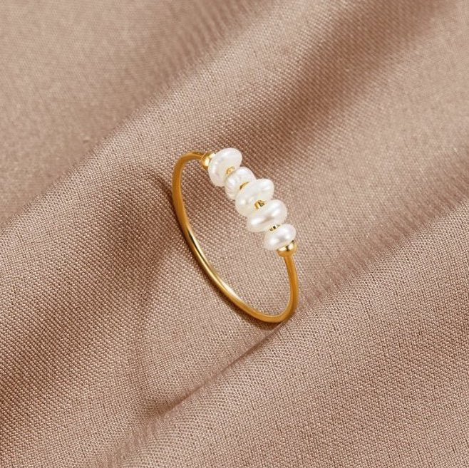 Lucie – Ring aus Gold mit natürlicher Barockperle