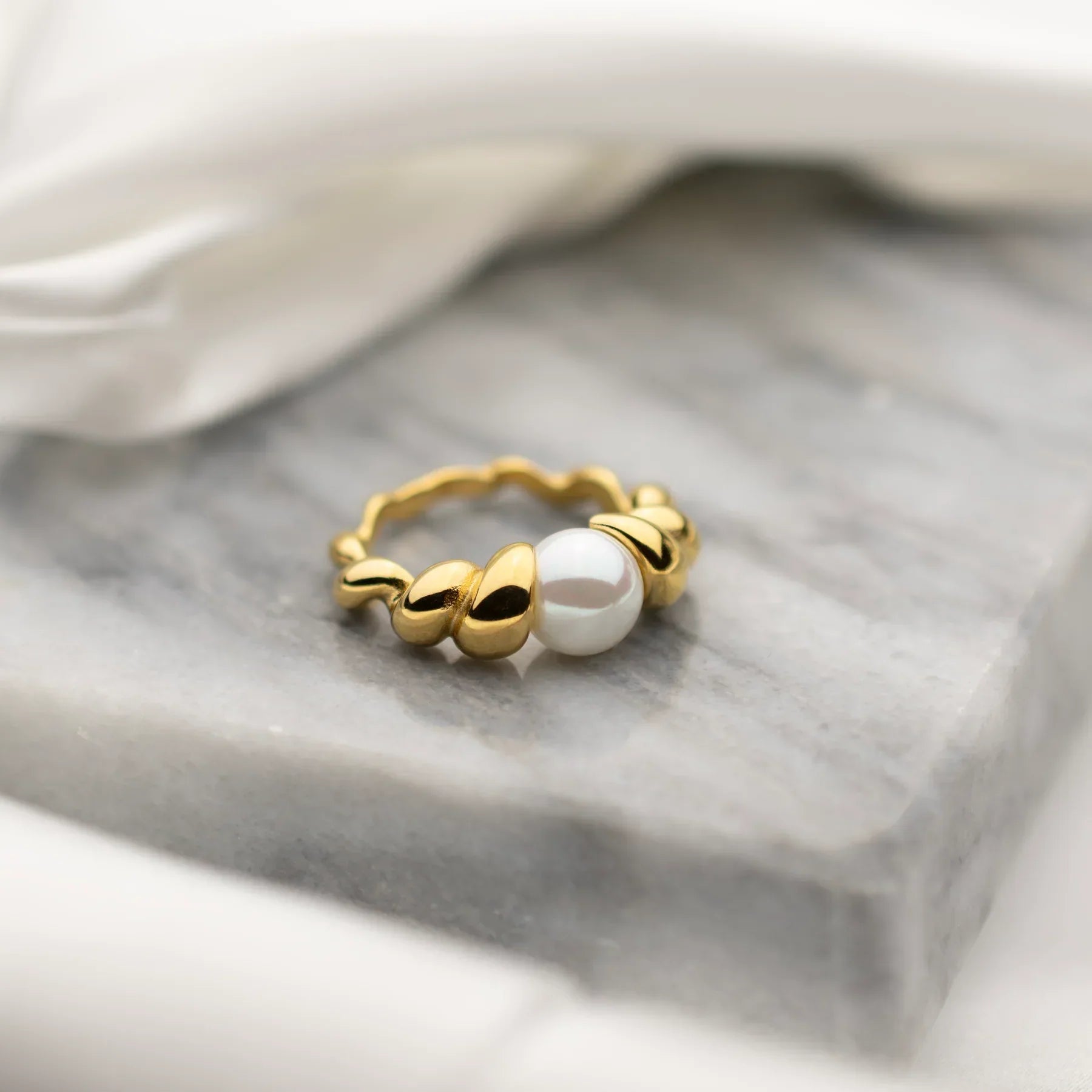 Dana – Gedrehter Ring mit Eleganter Perle