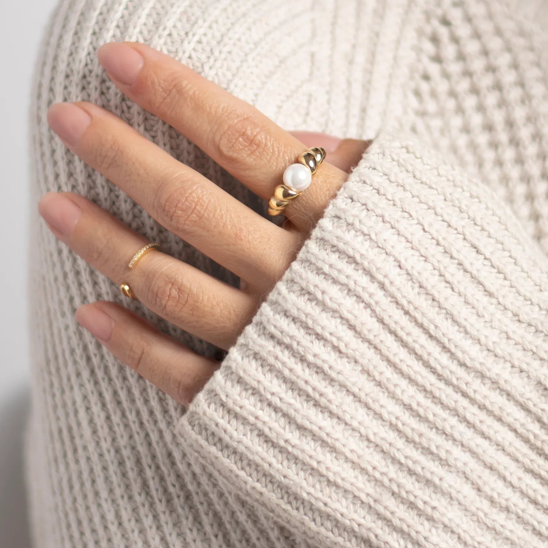 Dana – Gedrehter Ring mit Eleganter Perle