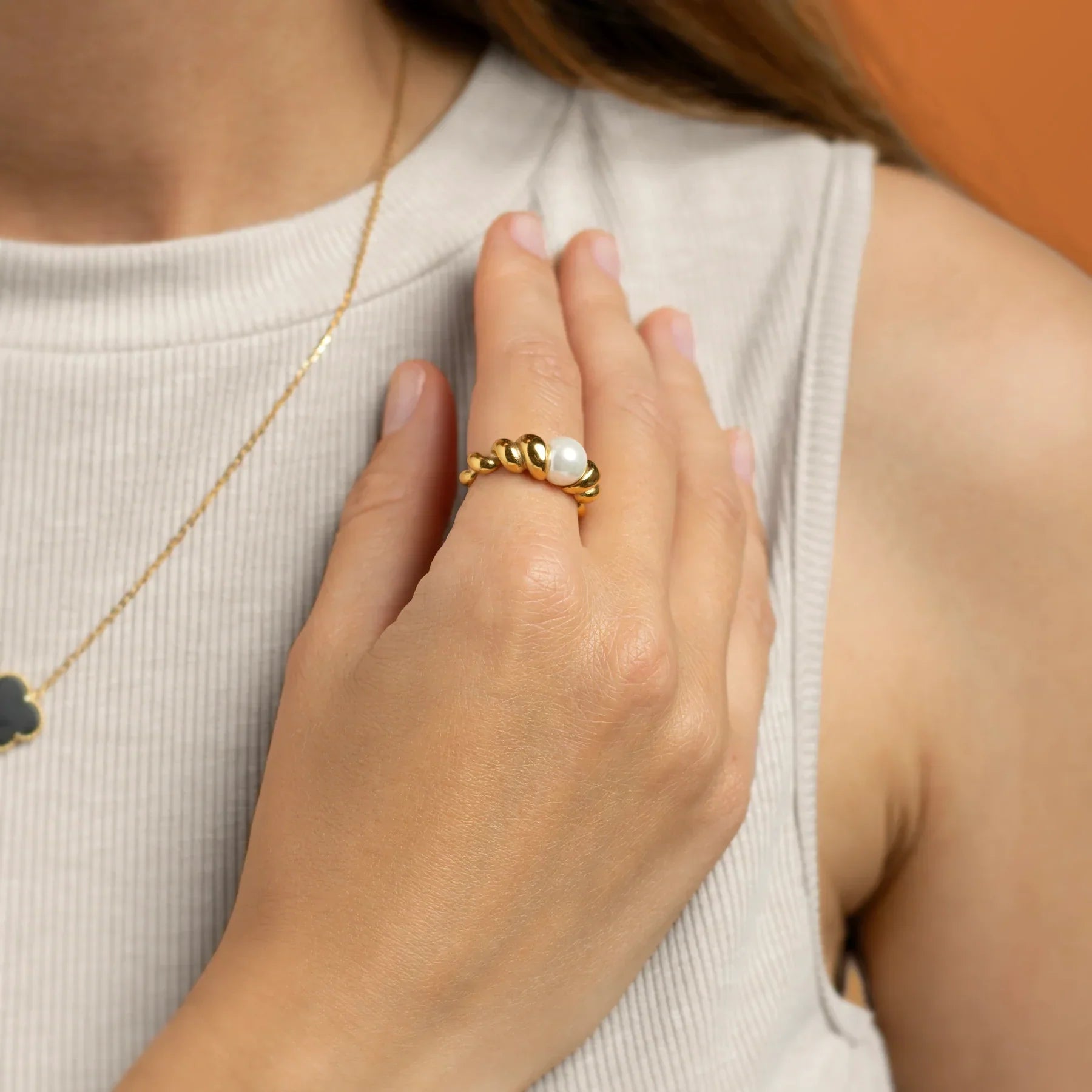 Dana – Gedrehter Ring mit Eleganter Perle