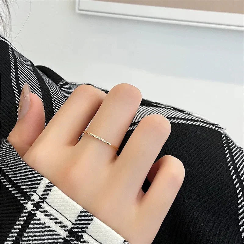 Alana – Feiner Ring mit gesprenkelten Diamanten