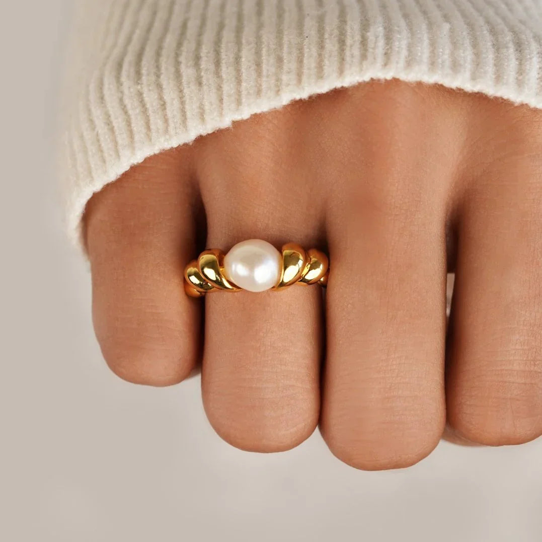 Dana – Gedrehter Ring mit Eleganter Perle