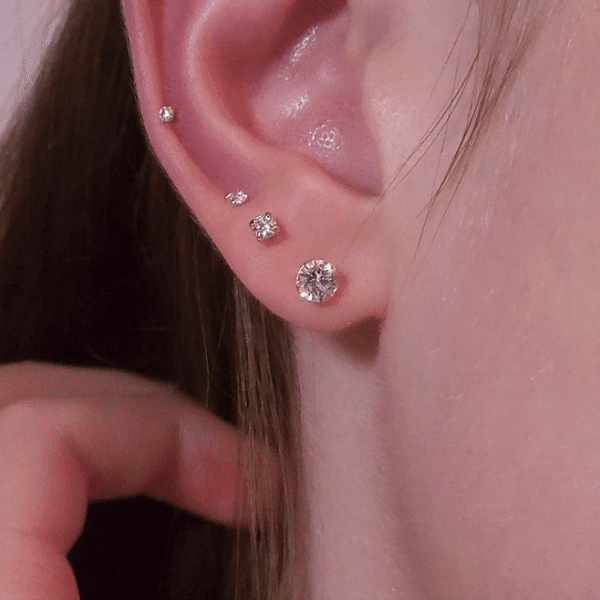 Sloane - Glitzernde Mini Ohrstecker 2mm