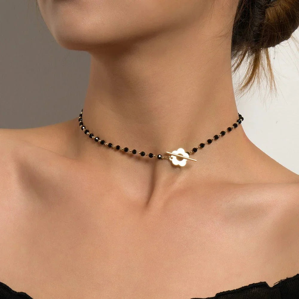 Naya – Collier Ras-du-Cou Floral mit Blumenverschluss