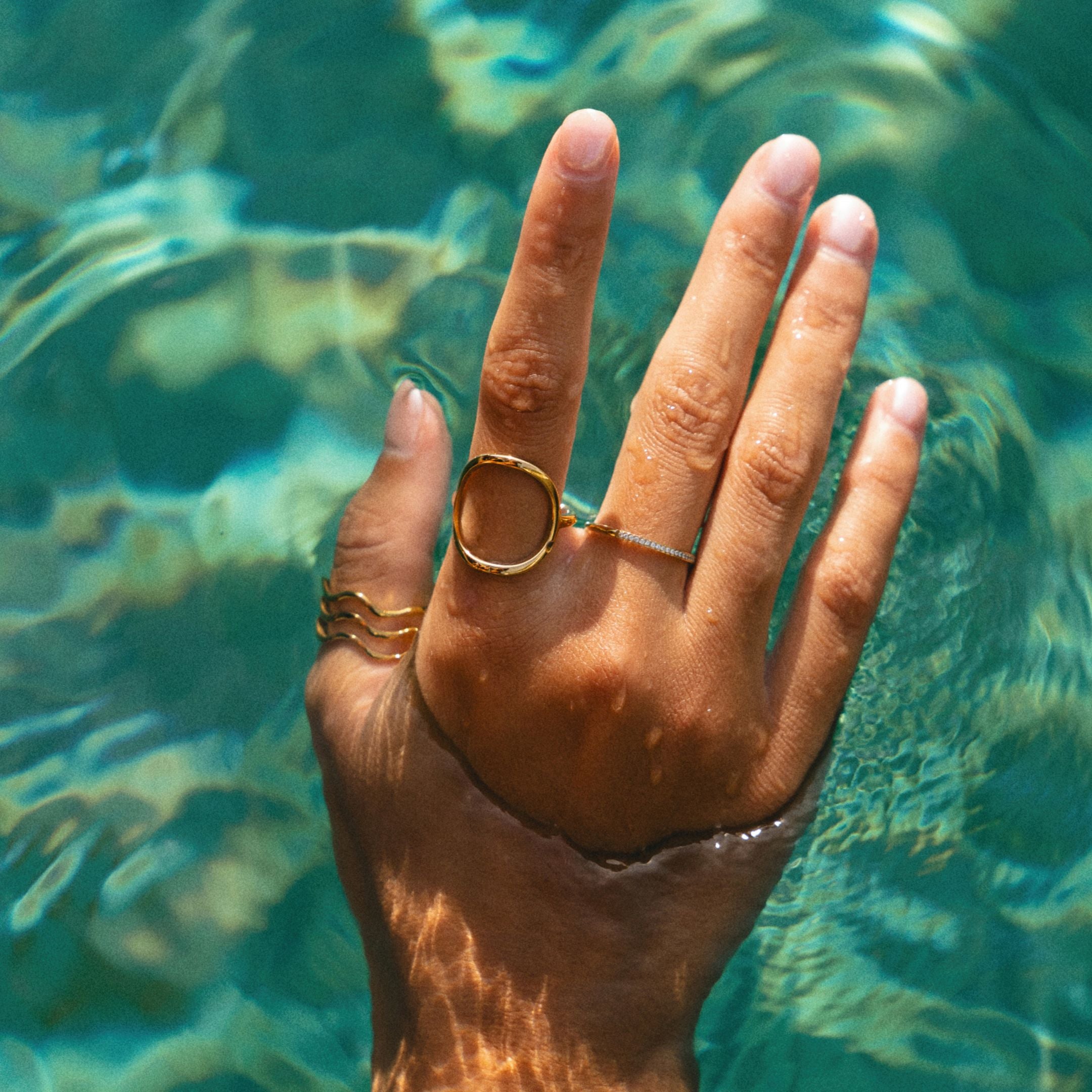 Mona – Goldener Ring mit Wellendesign