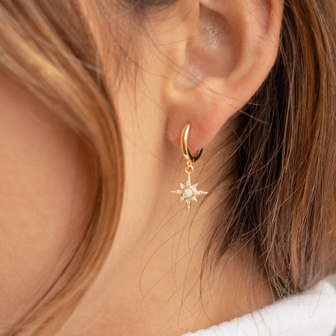 Starburst Opal Huggie Ohrringe - Zirkon Stern-Ohrringe