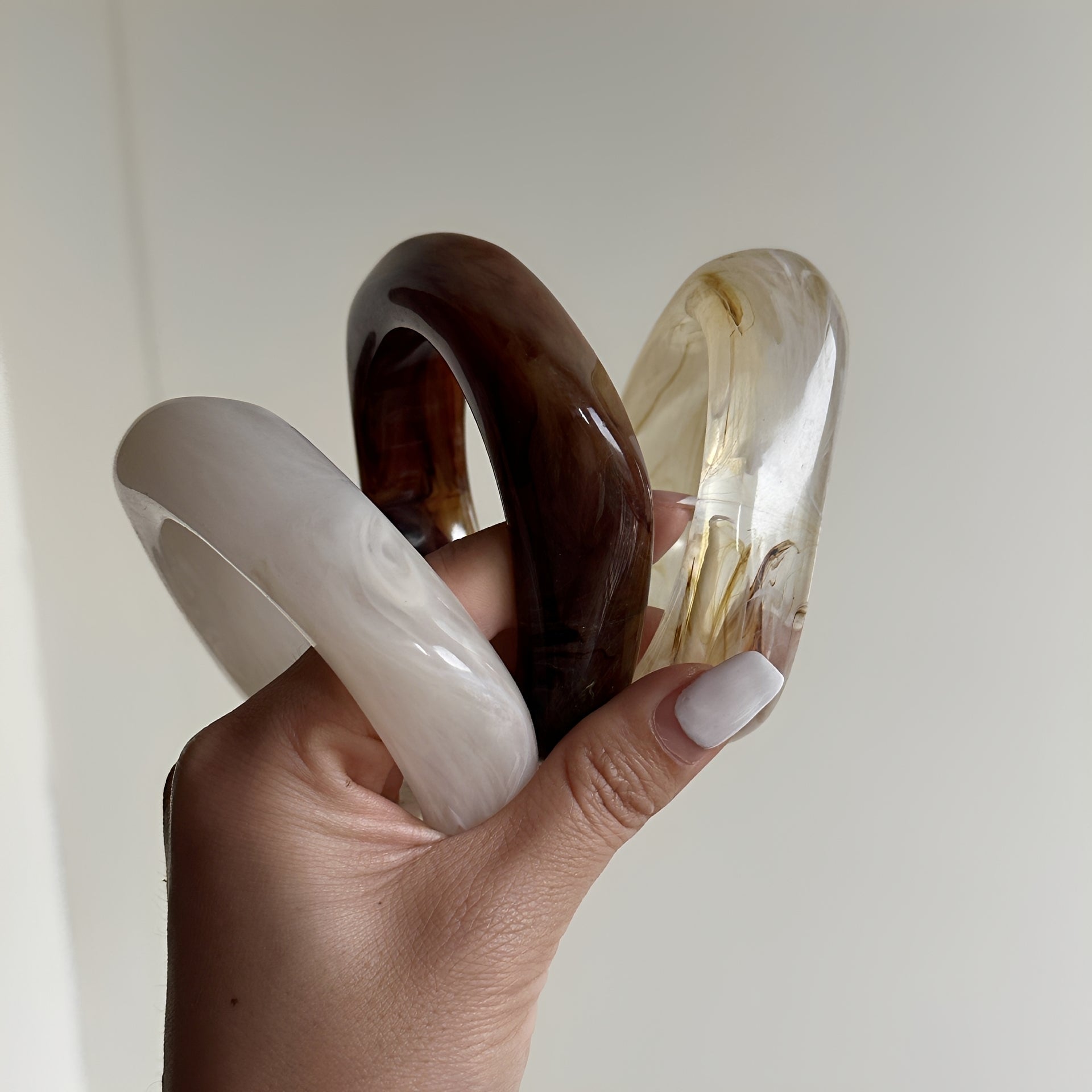 Layra – Unregelmäßiges transparentes Acrylarmband