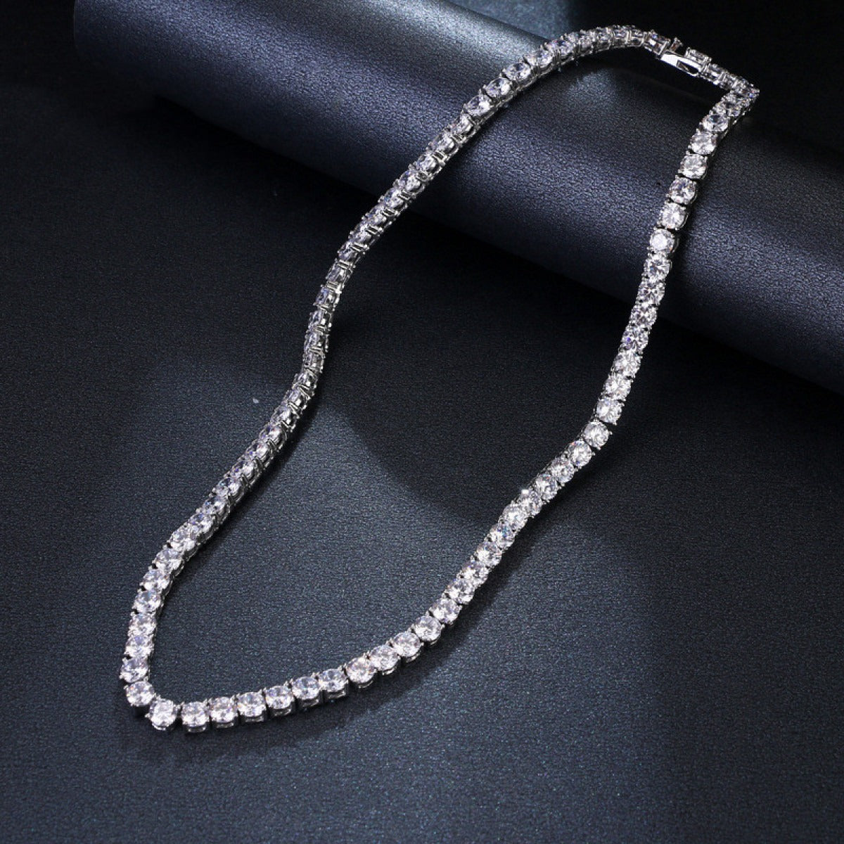Elena – Elegante runde Zirkonia-Halskette