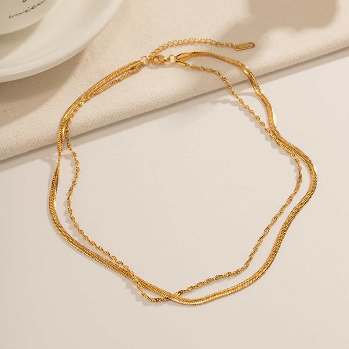 Elira – Halskette mit doppelter geflochtener Kette in Gold