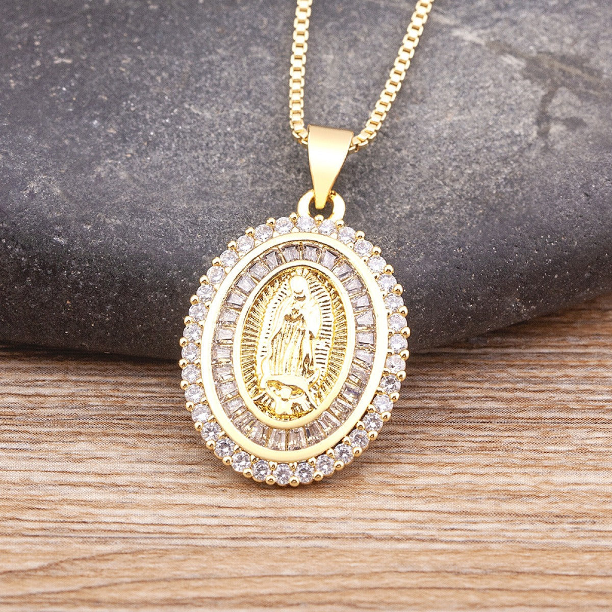 Carmelle – Vintage-Halskette mit Medaille der Jungfrau Maria