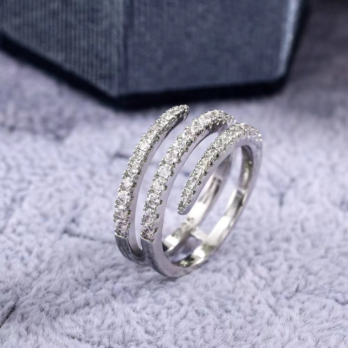 Ailee – Spiralförmiger Ring mit Kristallen besetzt