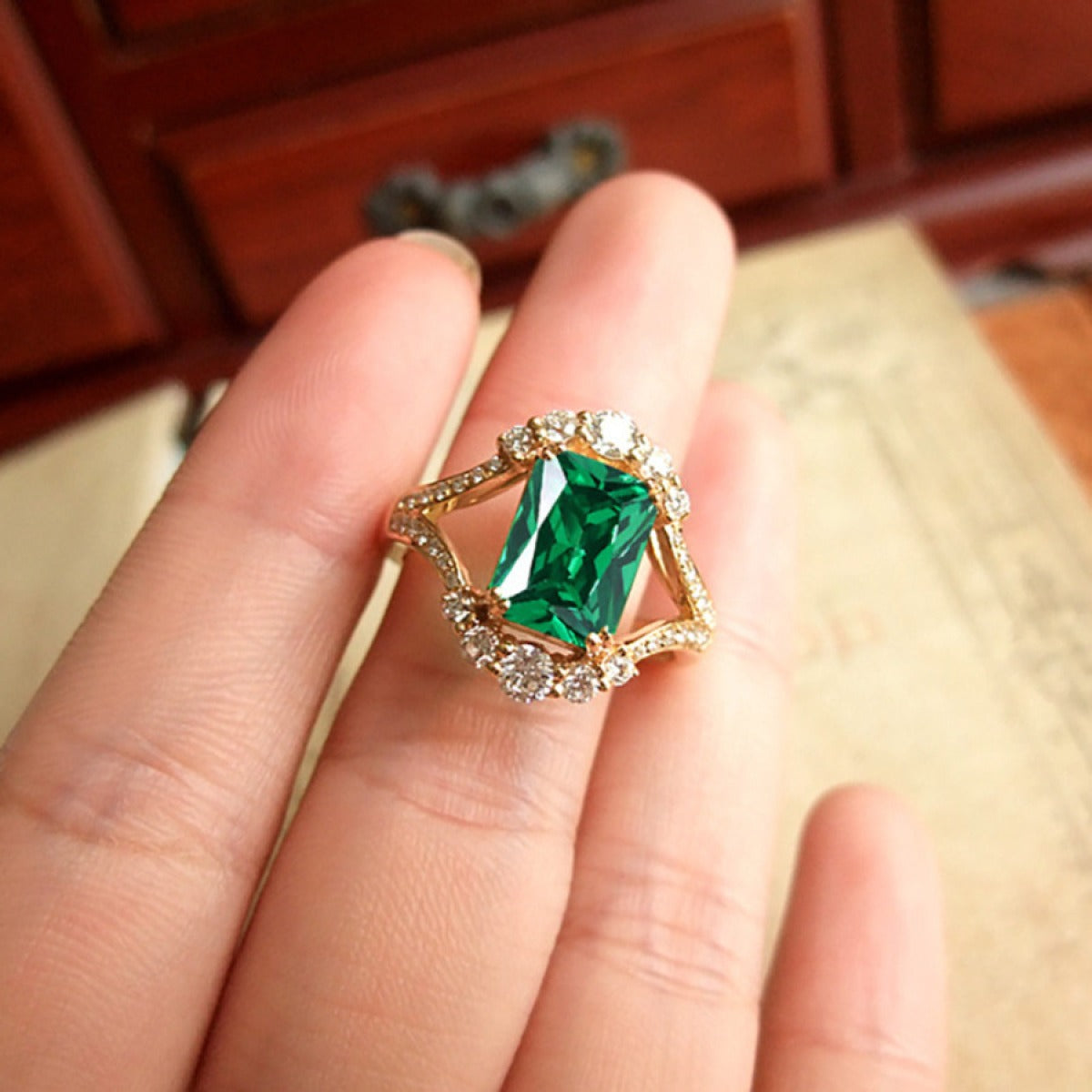 Elisova – Grenthal Goldener Ring mit Leuchtendem Stein
