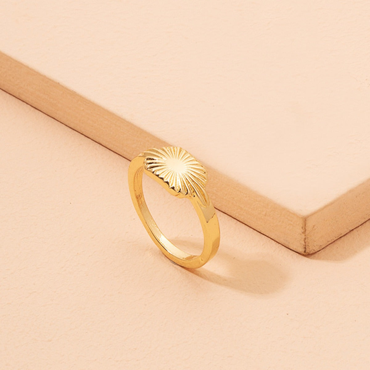 Heliora – Ring Sonne Skulptiert aus Vergoldetem