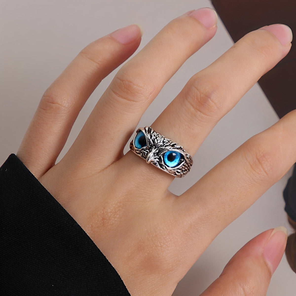 Niva – Einstellbarer Glücksbringer-Ring in Silber und Opal