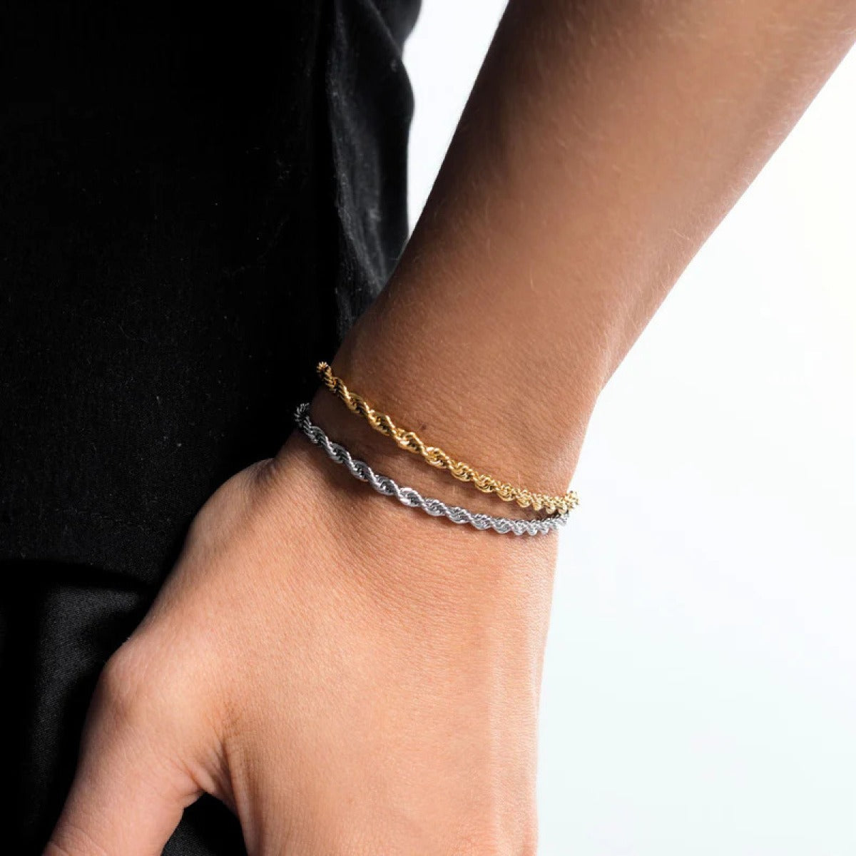 Naia – Twist-Armband aus Titanstahl
