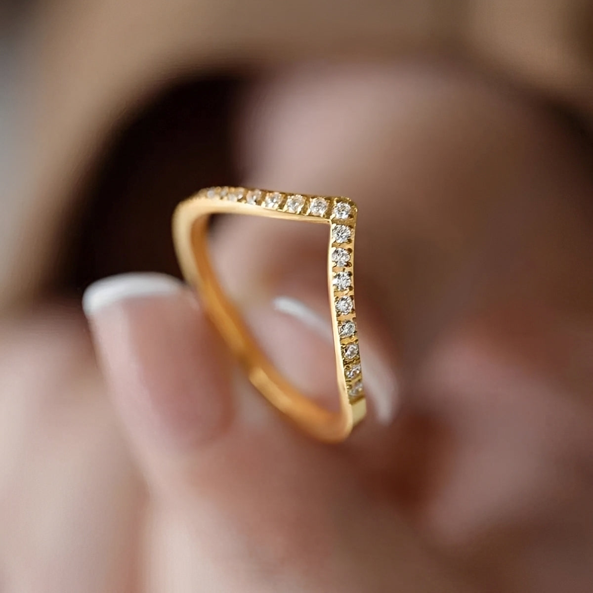 Vania – Diamantring in V-Form mit schlankem Design