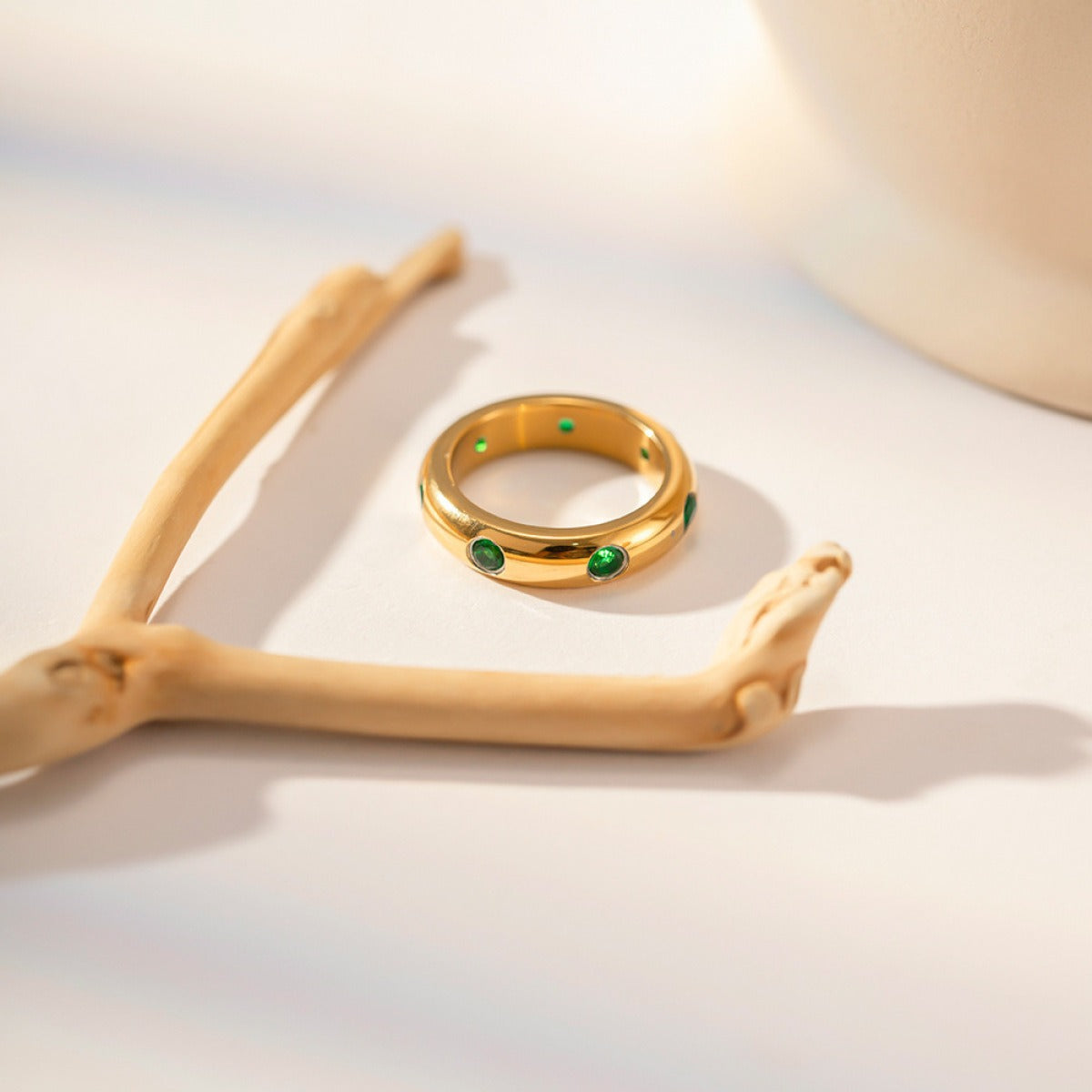Clara – Eleganter Ring mit Smaragd-Kristallen
