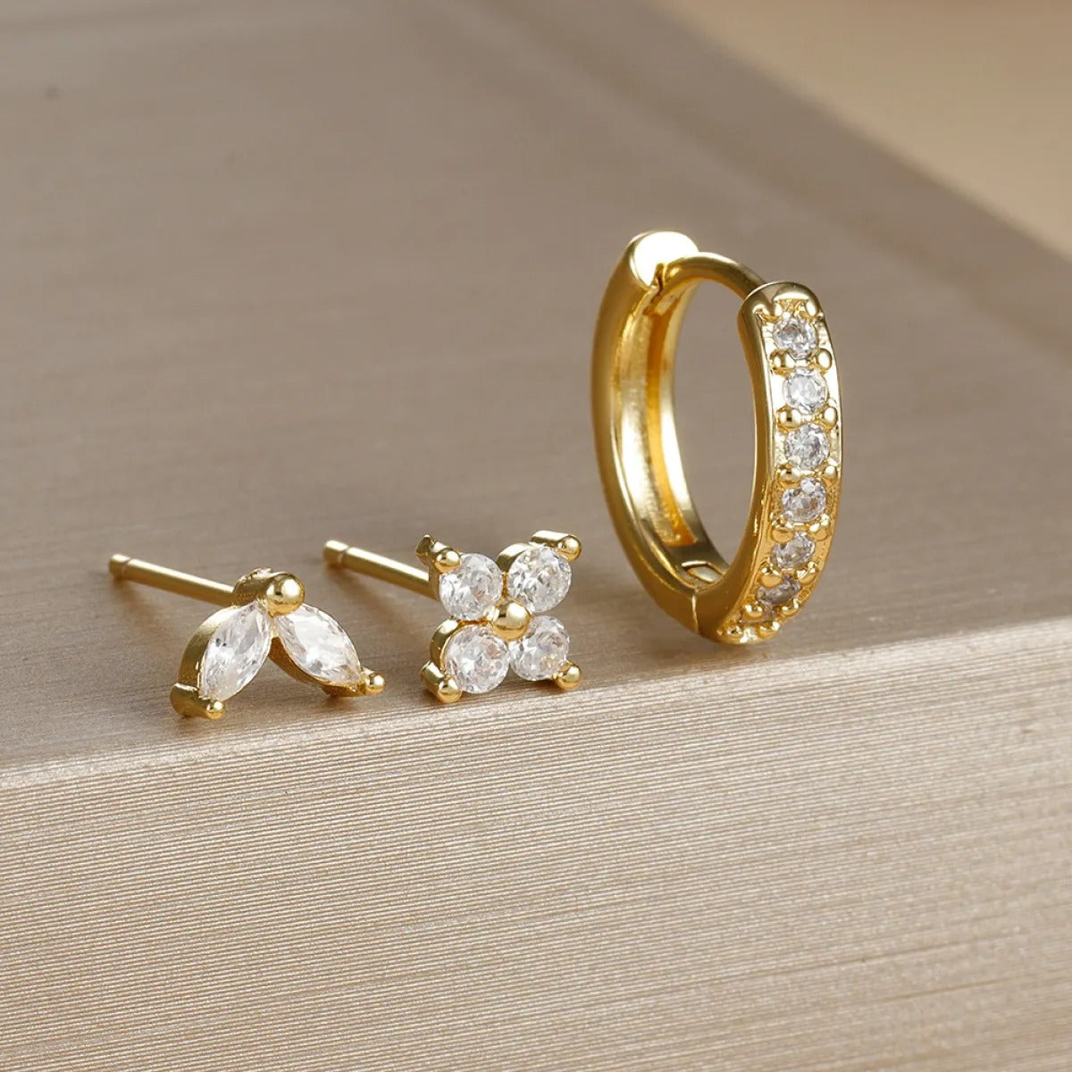 Elina – Blüten Ohrringe mit Strass aus Gold