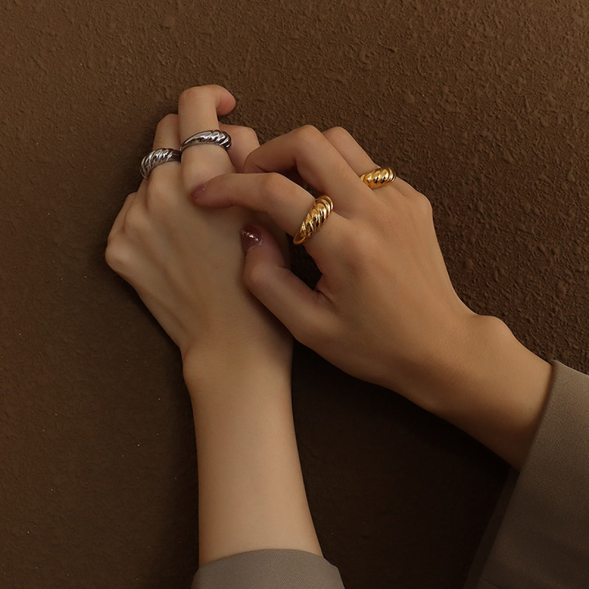 Kris – Retro-Industrieller Ring mit Wellenmuster