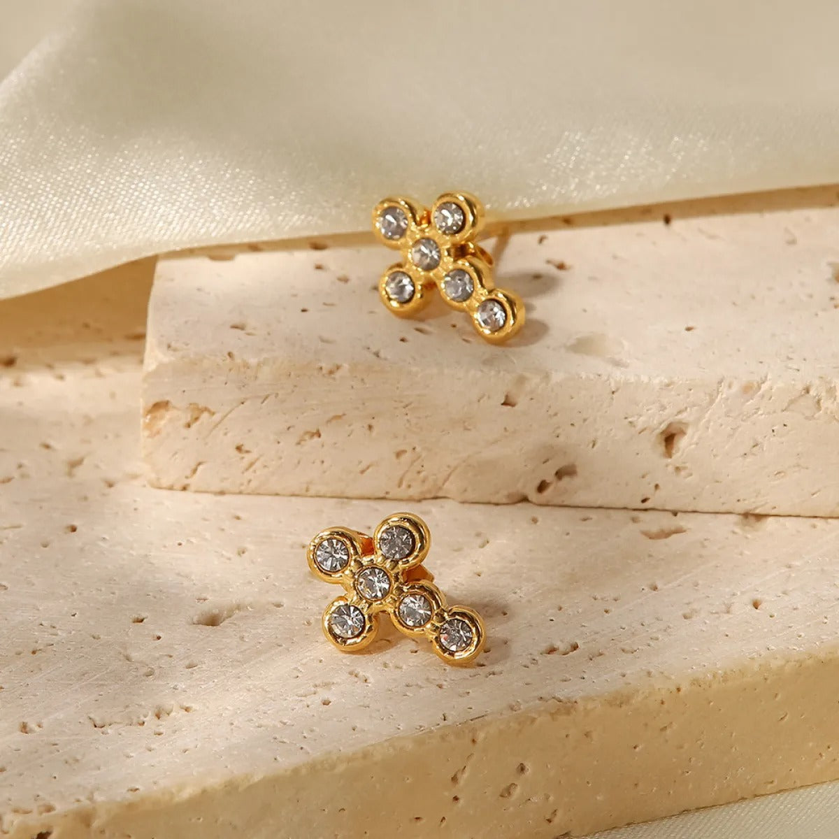 Kyla – Elegante Kreuz-Ohrringe mit Perle und Zirkonia