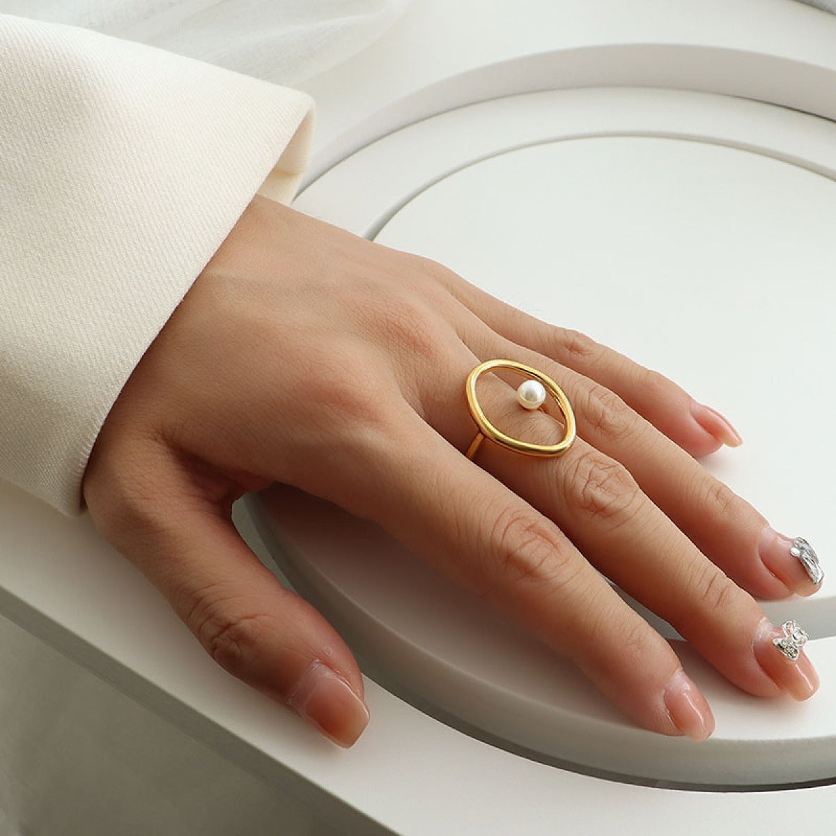 Rana – Ring aus Gold mit ovaler Süßwasserperle