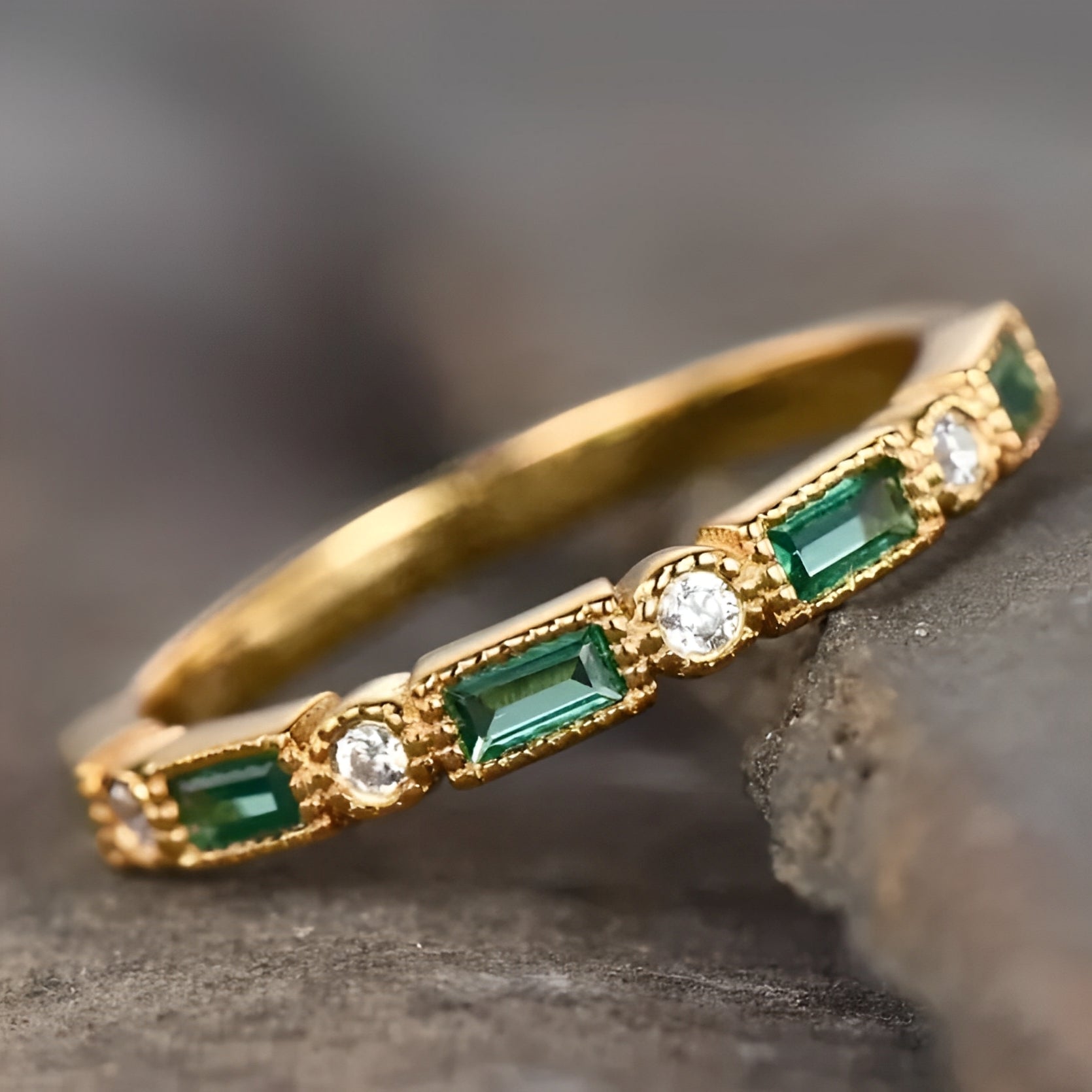 Emeralda – Goldener Ring mit elegantem grünem Zirkonia