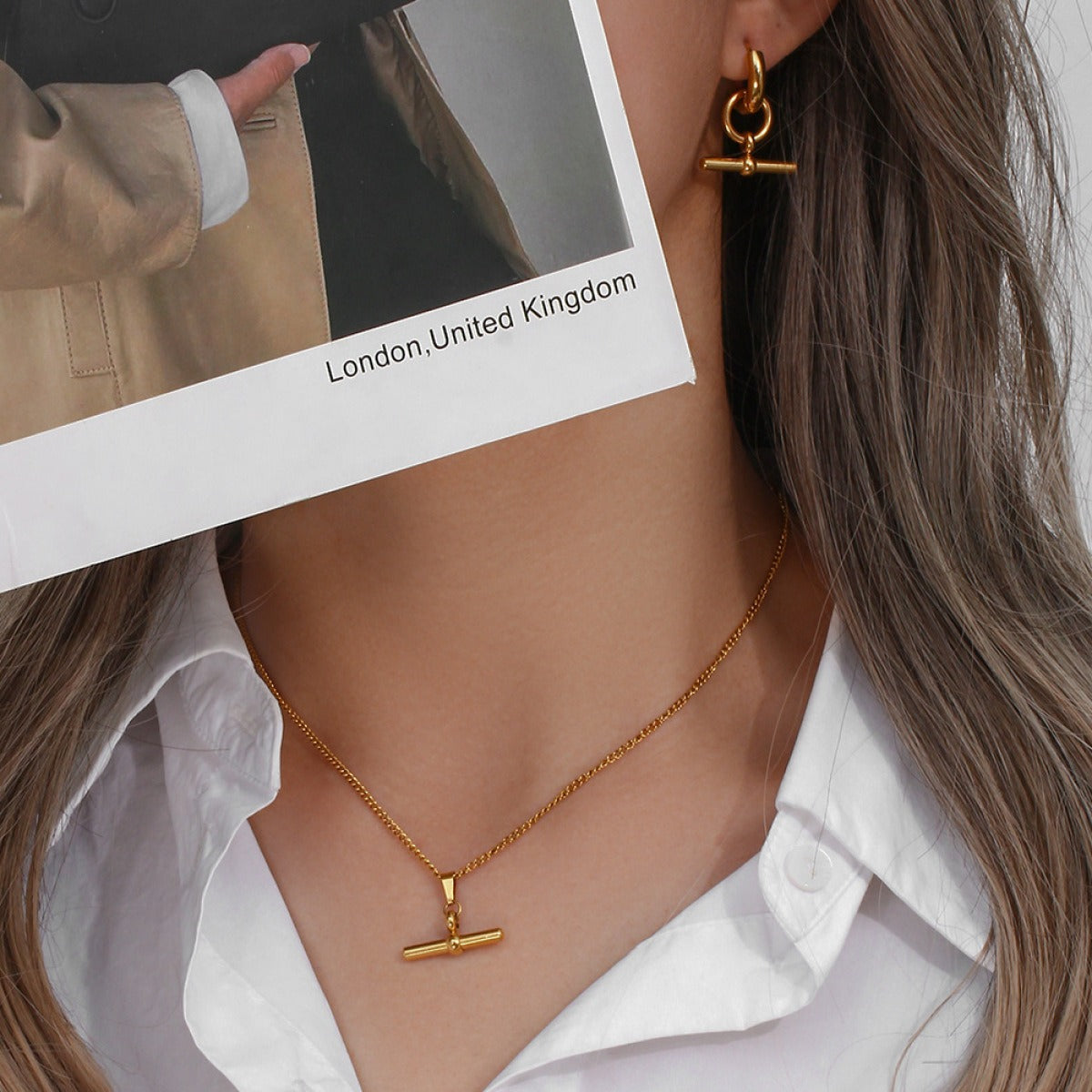 Lella – Elegantes T-Bar Knot-Halsband aus Gold