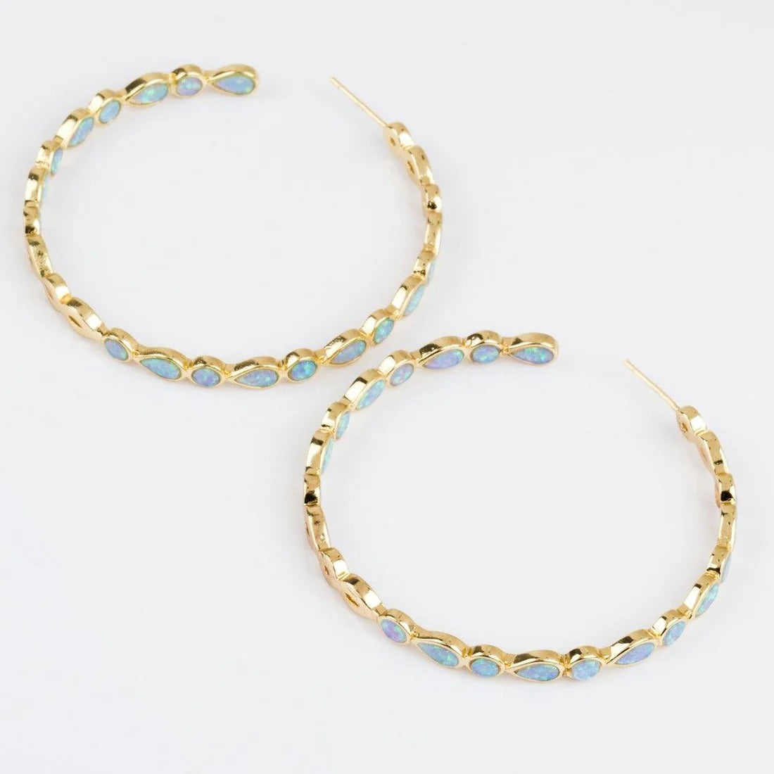 Raya – Goldene Vintage-Kreolen mit Blauem Opal