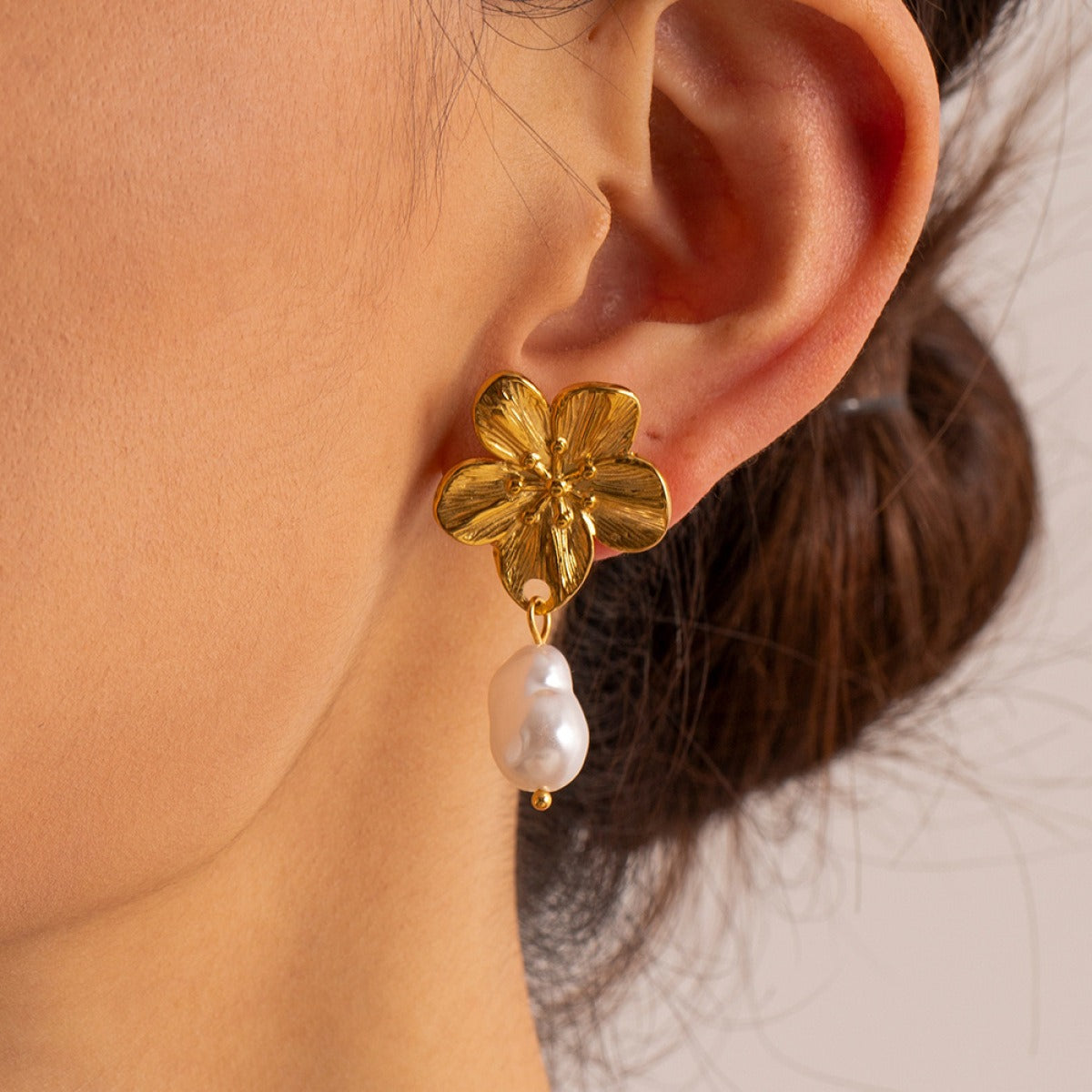 Ember – Ohrringe Blumenkreation mit goldenen Perlen