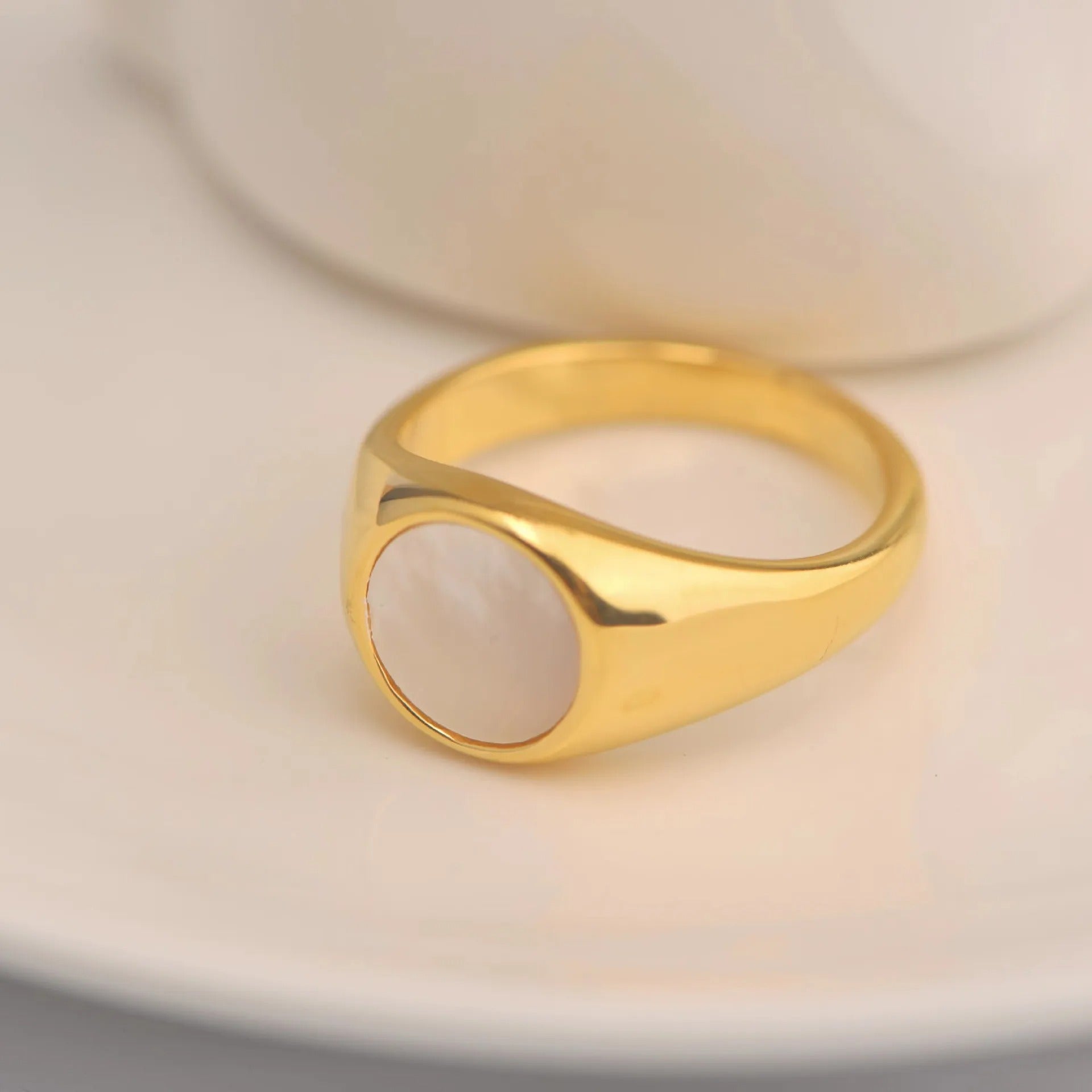 Isabelle – Ring Fritillaire aus weißer Muschel