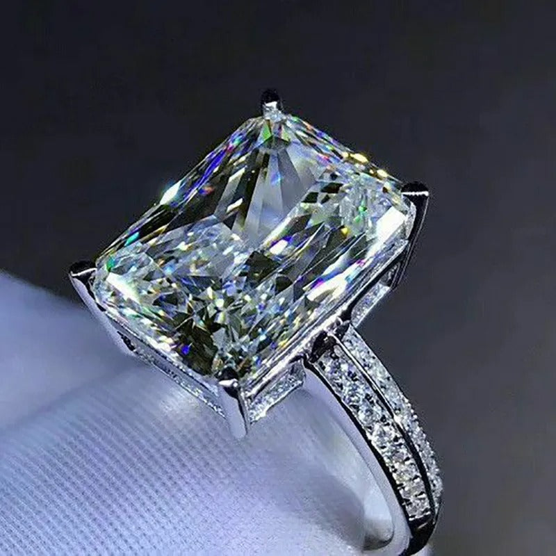 Jade – Ring mit Oversized Zirkon