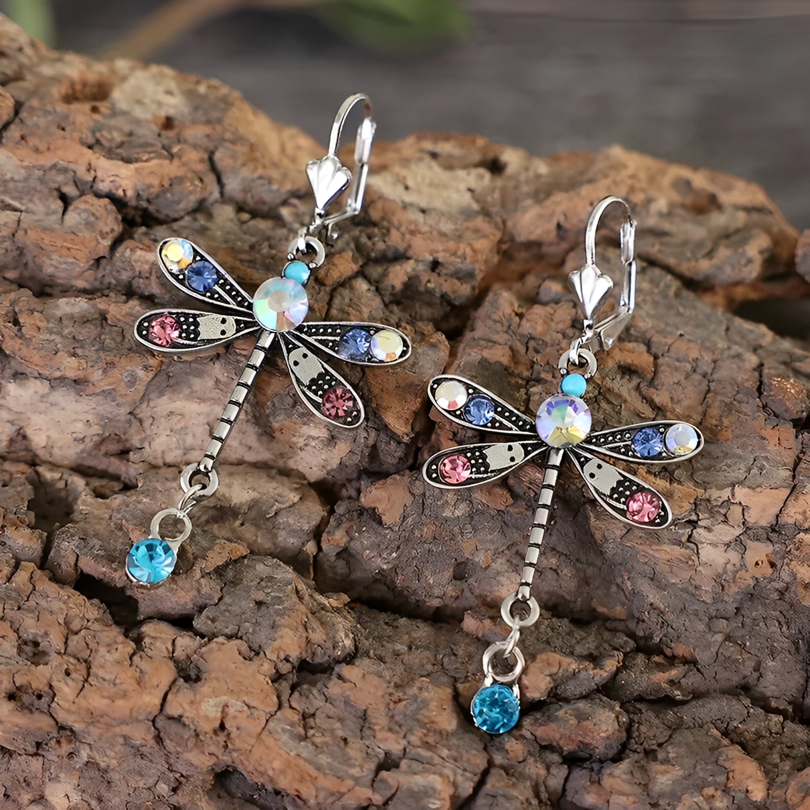 Liora – Elegante Ohrringe Skulptierte Libelle