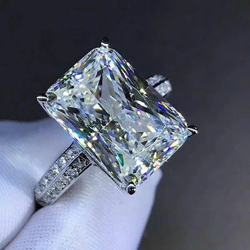Jade – Ring mit Oversized Zirkon
