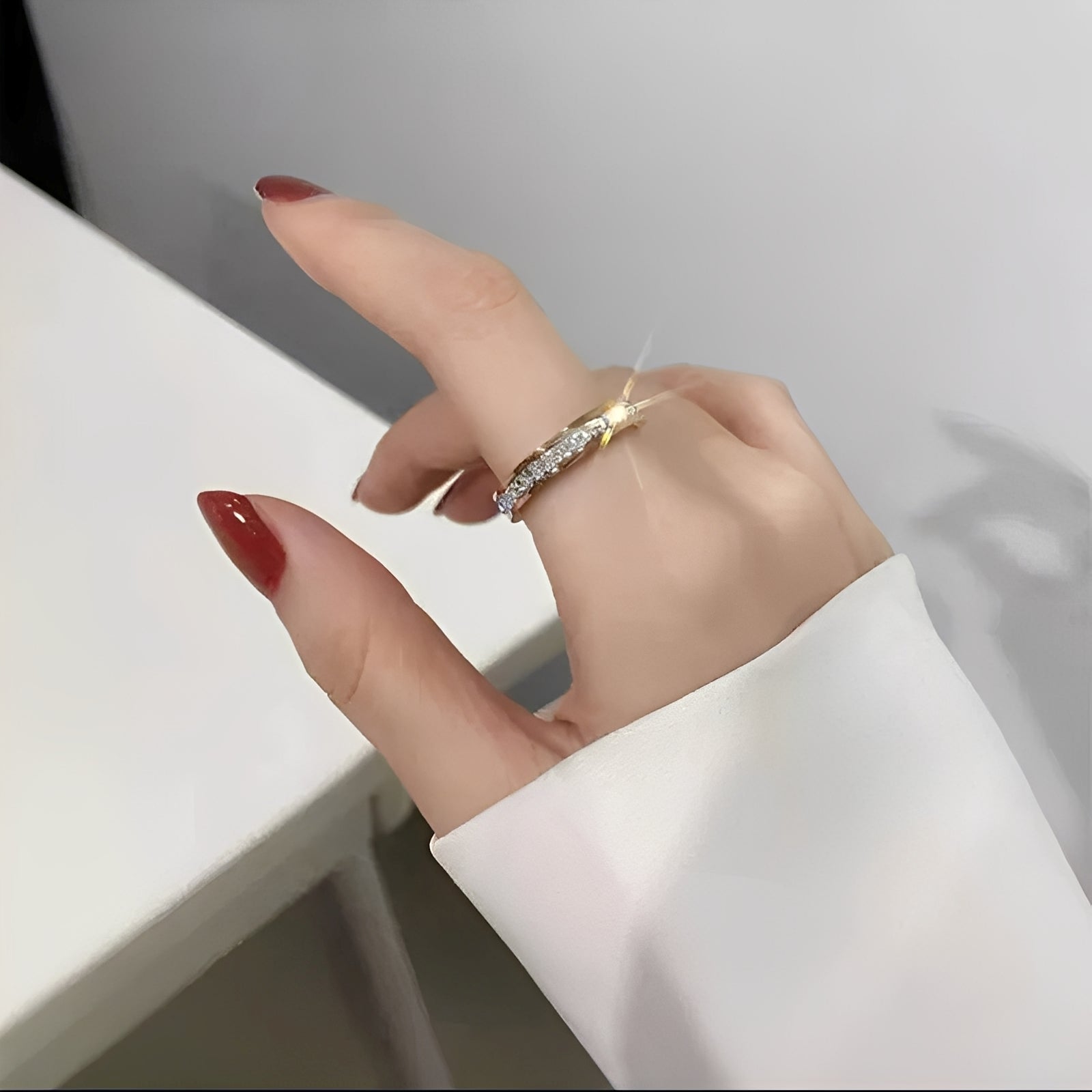 Jona – Eleganter Ring mit Eingefassten Zirkonias