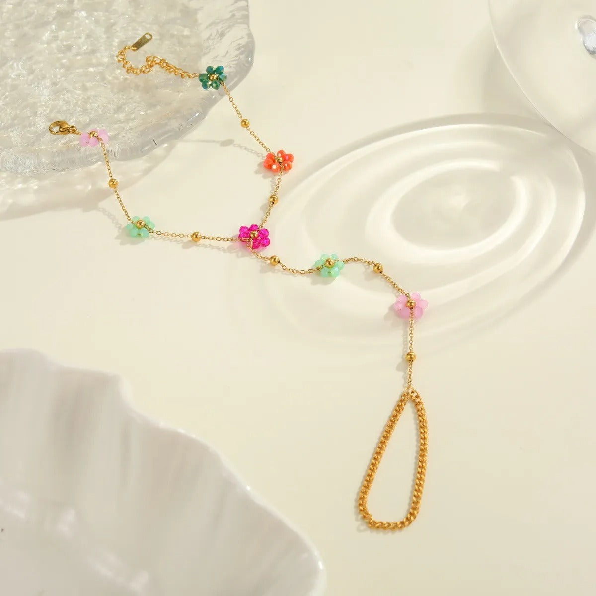 Rosalie – Goldenes Armband mit Perlenblume