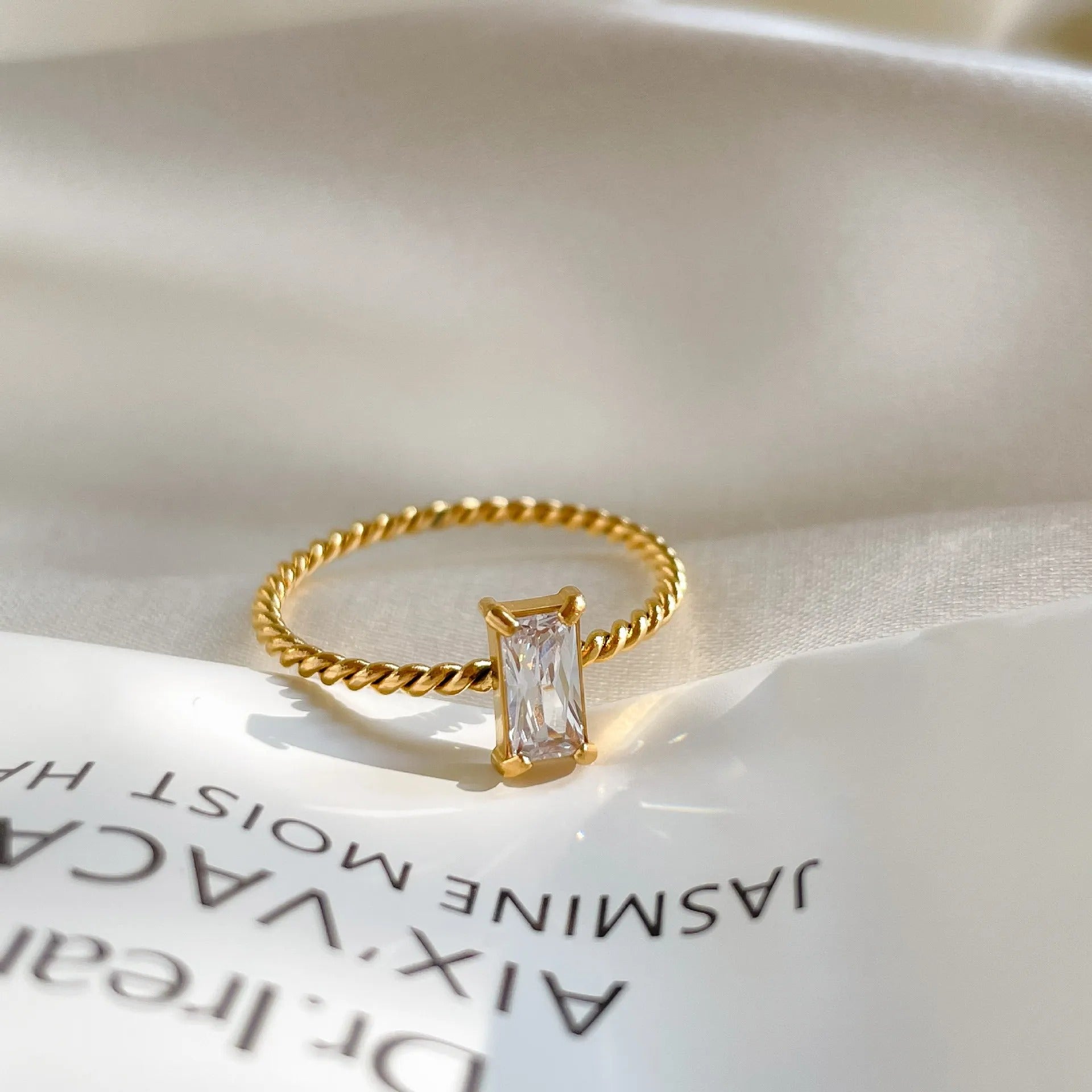 Selin – Ring mit gedrehter Edelstein